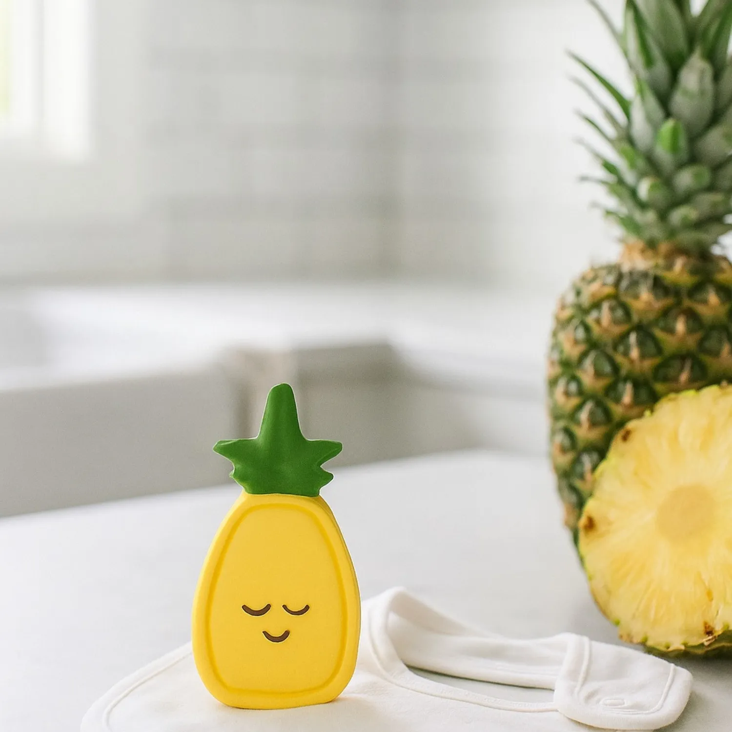 Hubble Doğal Bebek Diş Kaşıyıcı Ve Oyuncağı Ananas