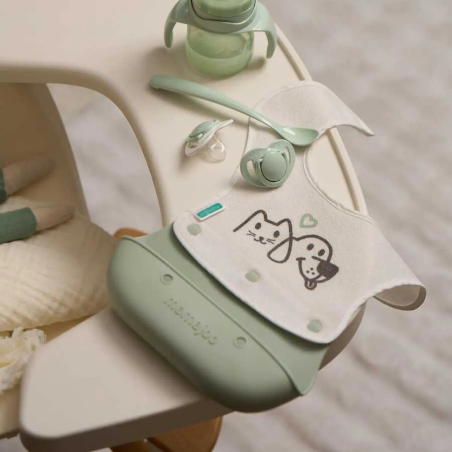 Mamajoo Katlanır Silikon & Kumaş Mama Önlüğü Powder Green