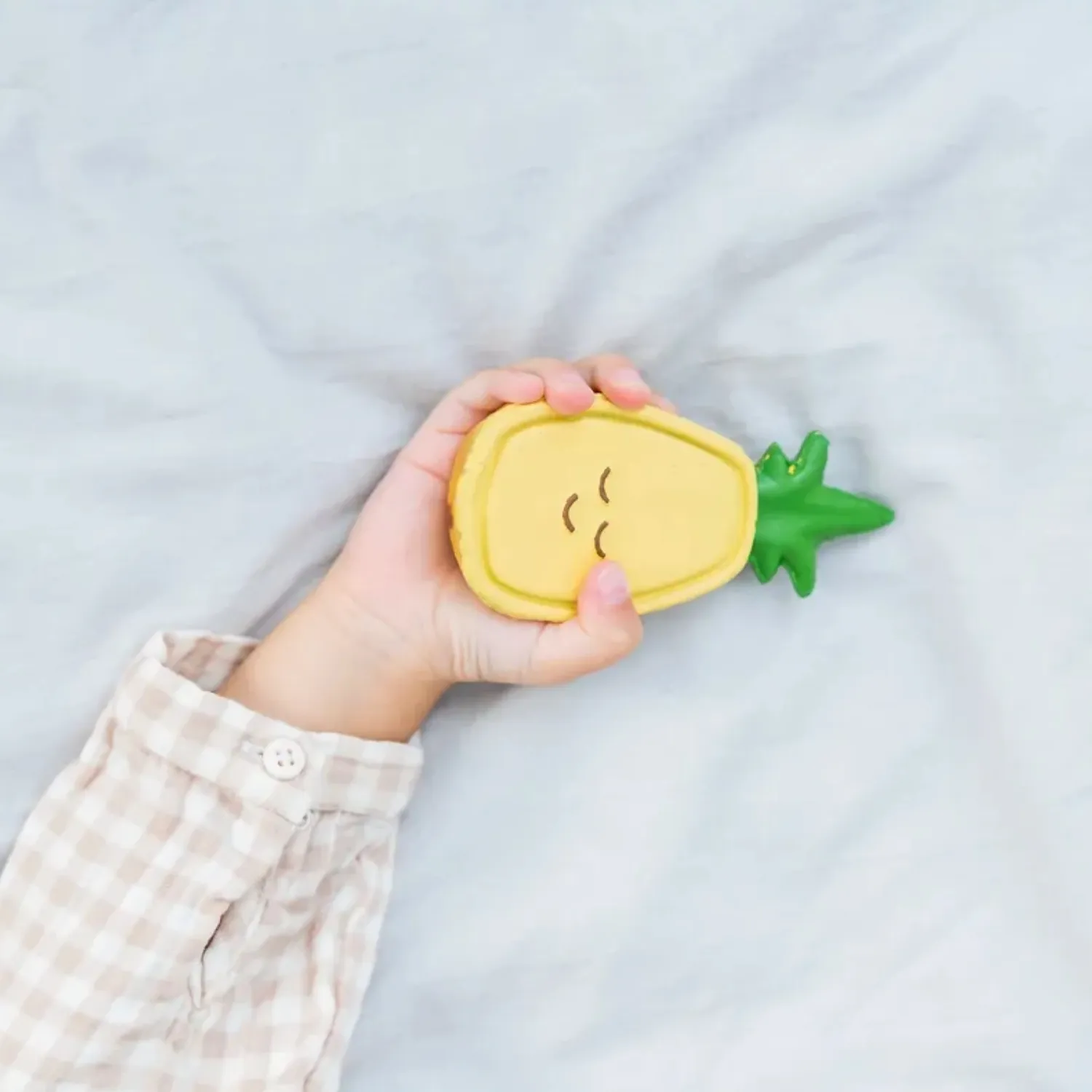 Hubble Doğal Bebek Diş Kaşıyıcı Ve Oyuncağı Ananas